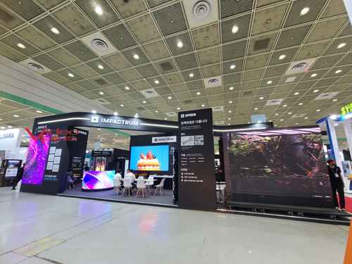임펙트럼, 플렉시블 LED 및 0.6PITCH 바닥인테리어 LED 판넬 과 플렉시블 전시하다. - 사진 9